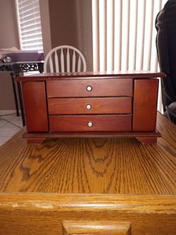 Jewelry box