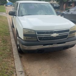 White Chevrolet Silverado 06 