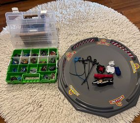 18 Beyblades with case, large battle stadium and launchers