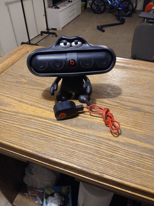 Beats Pill, Charger And Holder