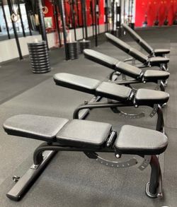 NEW-FLAT/INCLINE/DECLINE BENCH-FLAT TO INCLINE , ADJUSTABLE, DURABLE, COMMERCIAL GRADE, STURDY, BLACK POWDER COAT, BLACK UPHOLSTRY
