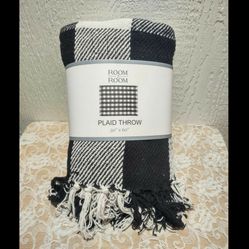 NEW PLAID THROW BLANKET