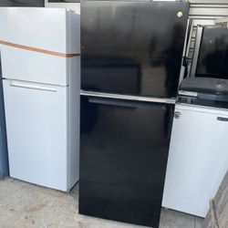 Semi New Apartment Size Refrigerator 10 Cu Ft Very Clean 