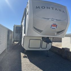 2018 Montana 5th Wheel 3 Slides. Auto Leveling 