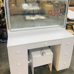 White vanity ( damaged on mirror ) 