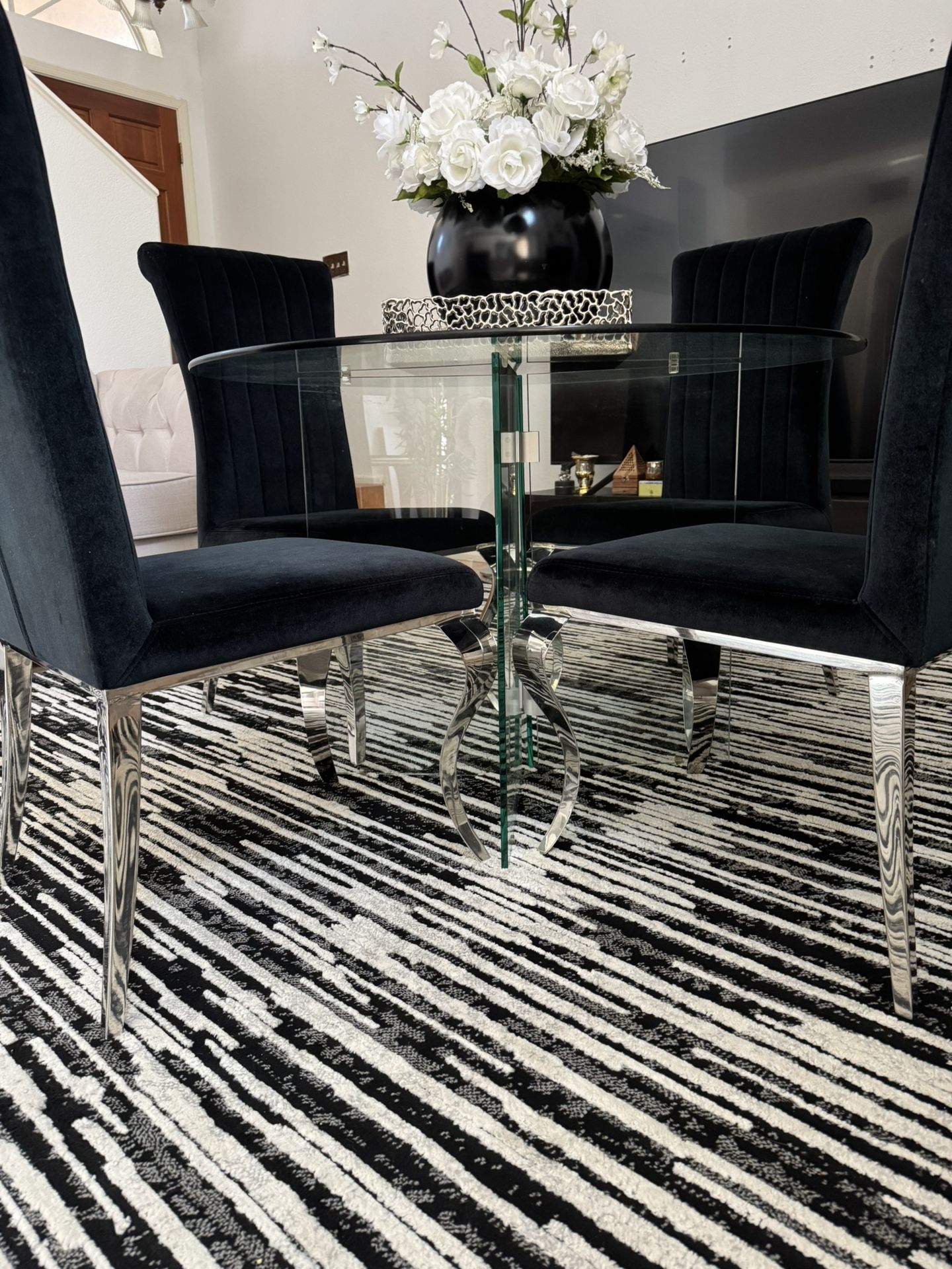 Round dining table with 4 chairs