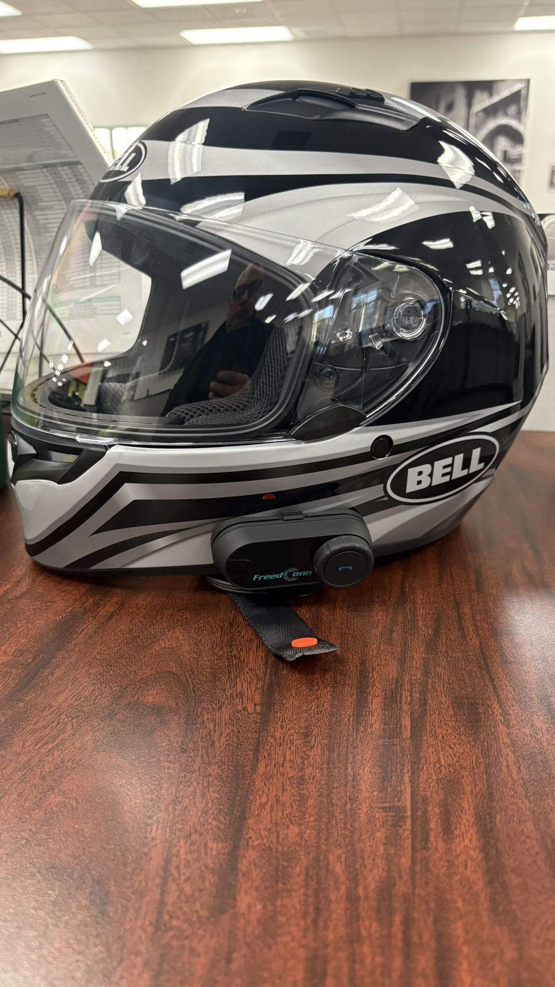 BELL Motorcycle Helmet SIZE MEDIUM