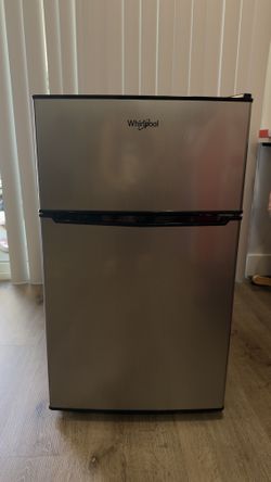 Mini refrigerator with freezer