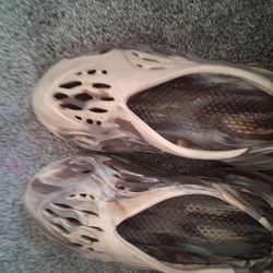 Yezzzy foam runners size 8.5