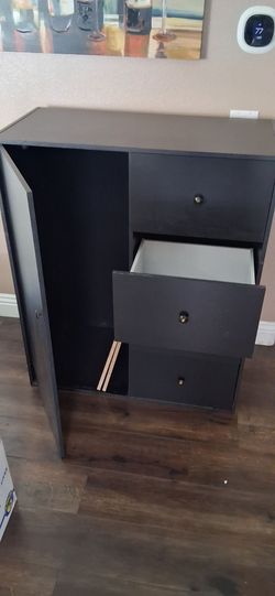 Dresser/cabinet