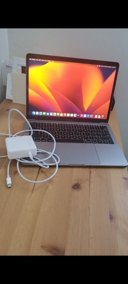 MacBook pro 2017 8gb ram 250 GB hardrive with charger