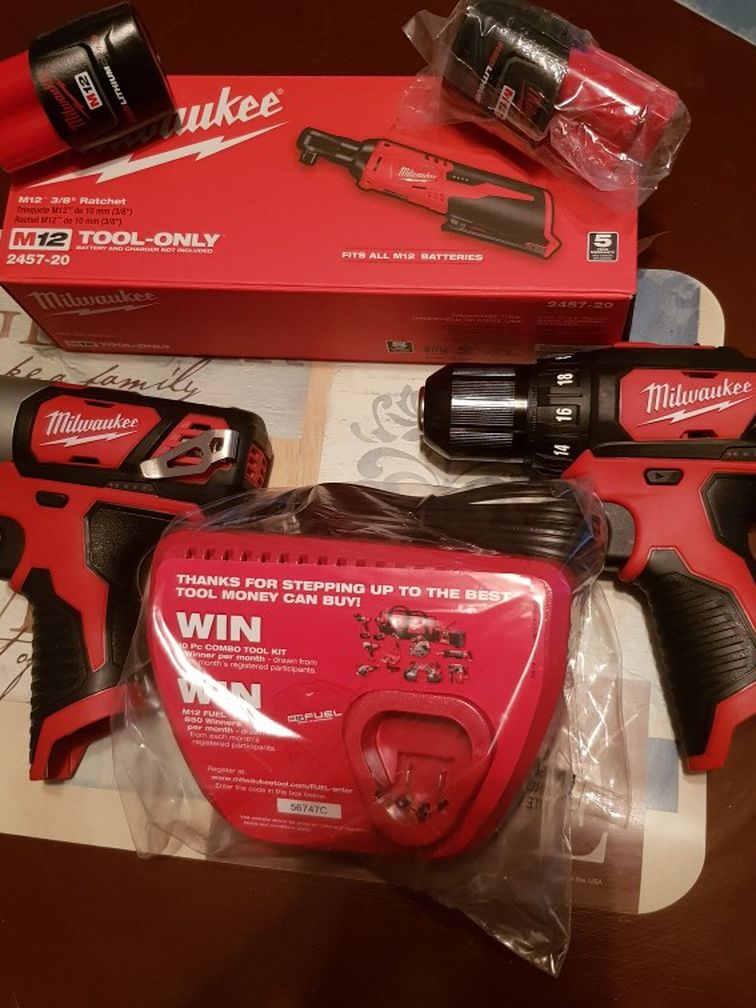 M12 Milwaukee Impact Driver And Drill Driver And Ratchet 3 / 8 Charger and 2 Baterry 1.5