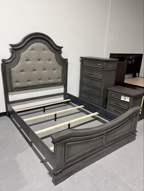 LODENBAY ANTIQUE GRAY UPHOLSTERED PANEL BEDROOM SET
(Queen Bed, Dresser, Mirror, Nightstand)
