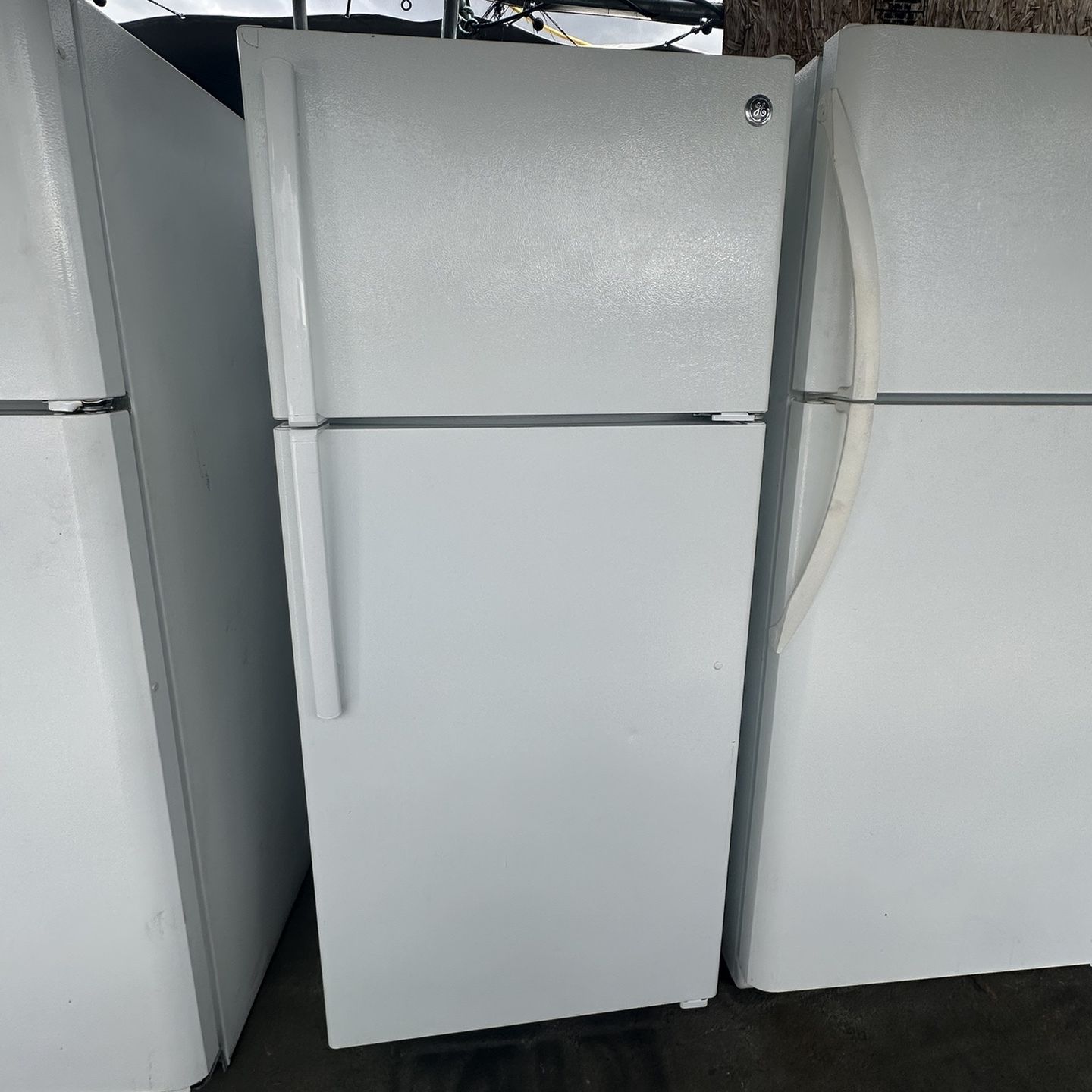White GE Apt Size Top Freezer Fridge We Deliver And Install🚚👨🏻‍🔧