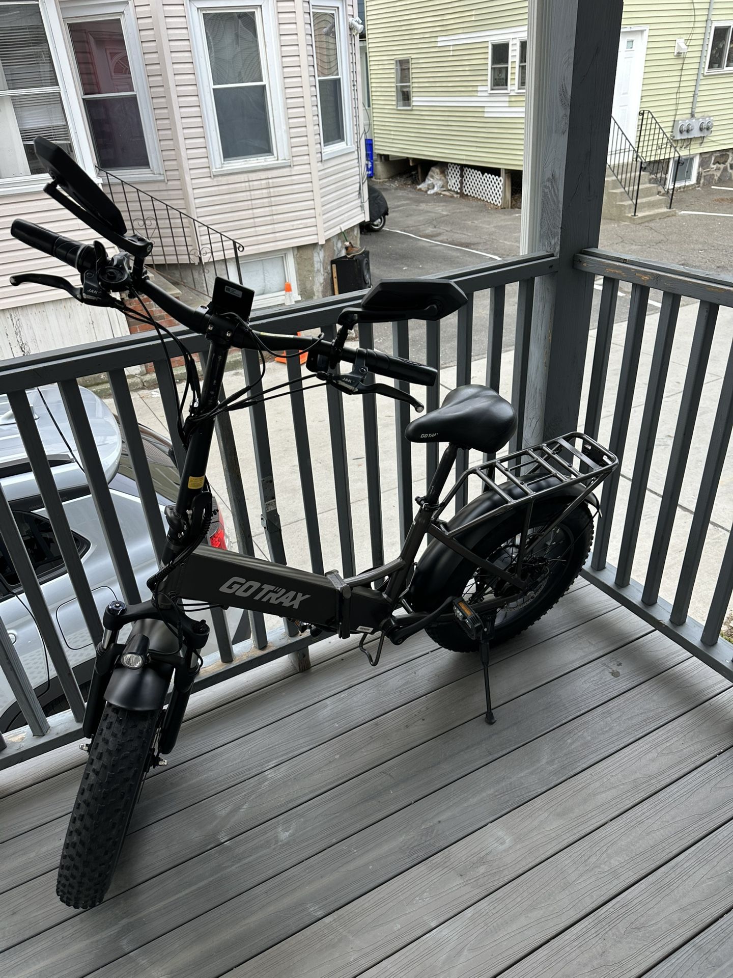 Black , It is in good condition, it only needs the charger and the key.