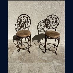 2 Swivel Counter Stools