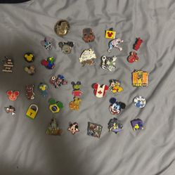 34 Disney pins