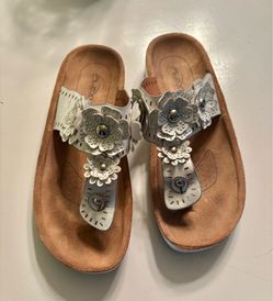 Size 8 white Sandal
