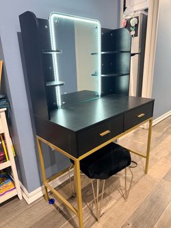 Vanity Set with Lighted Mirror