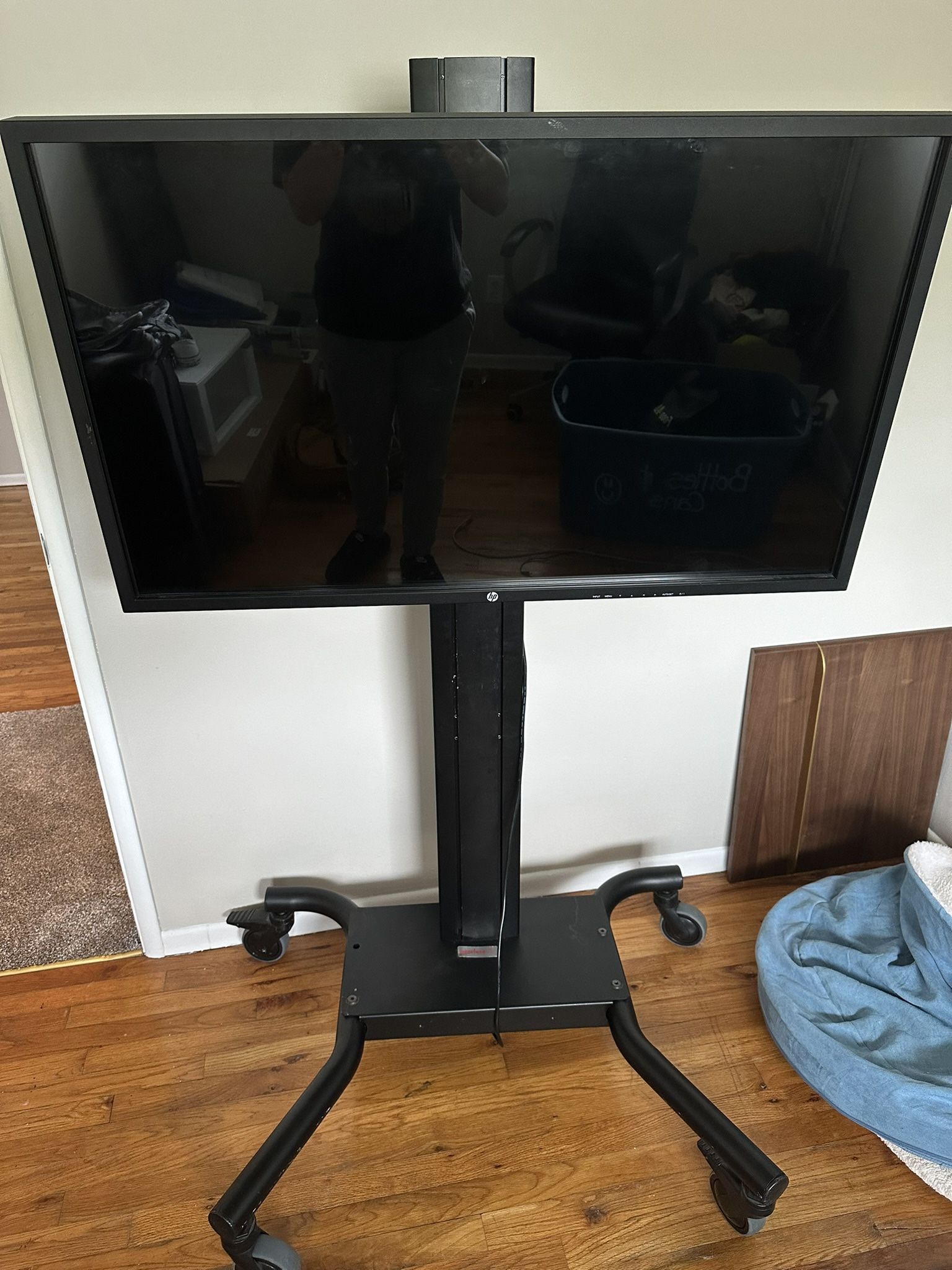 HP LD4220tm 42-inch LCD Interactive Digital Signage Display w/ rolling stand