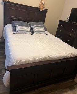 Bedroom set furniture / Queen bed