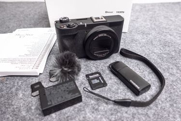 Canon PowerShot V1 + 256GB MicroSD memory card