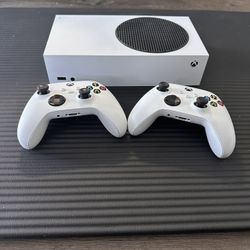 Xbox Series S + 2 Controllers + Rechargeable Batteries – Excellent Condition