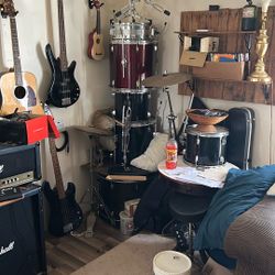 Complete drum set excellent condition extra drum