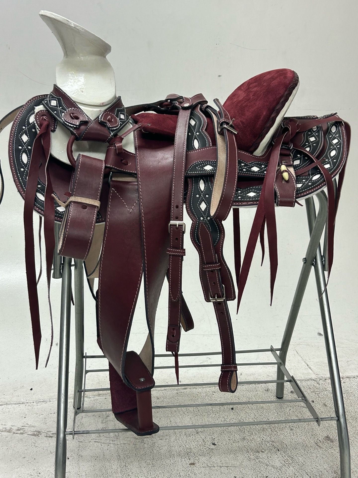 Monturas charra para caballos 100% piel de la mejor calidad y con excelentes diseños Con todos sus accesorios incluidos + cincho + cabezada o corre