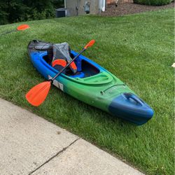 Swifty 9.5 Kayak With Life Vest And Paddle.