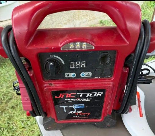 SOLAR JNC770 PRO JUMP STARTER PACK - 1700 AMP 12 VOLT - WORKS GREAT!!!