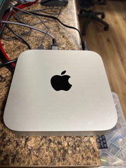 M1 Mac Mini 256GB/16GB RAM - device and power cable