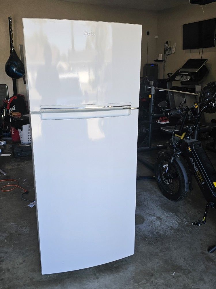 Whirlpool Refrigerator and Freezer 100 working for Sale in Modesto, CA