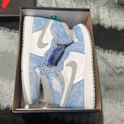 Jordan 1 Hyper Royal 