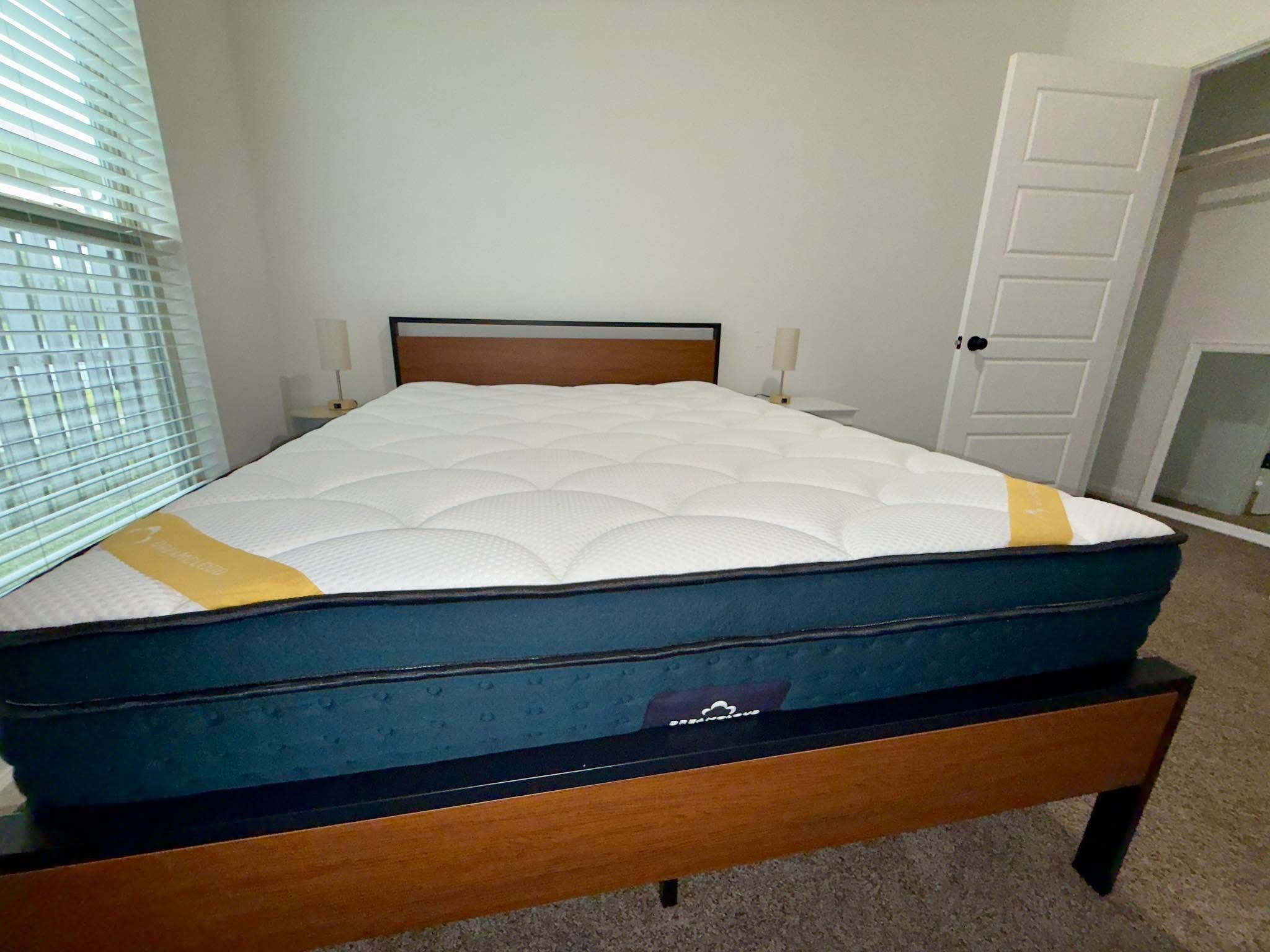 🛏️ QUEEN Dreamcloud Memory Foam Hybrid Mattress - Like New