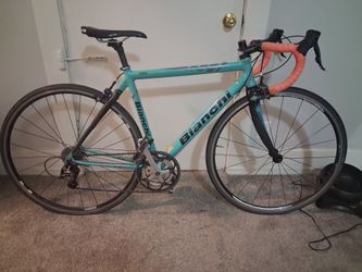 Bianchi Giro road bike+ Brand new Schwinn pump