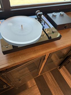 Pro Ject X1 Turntable With Pre Amp