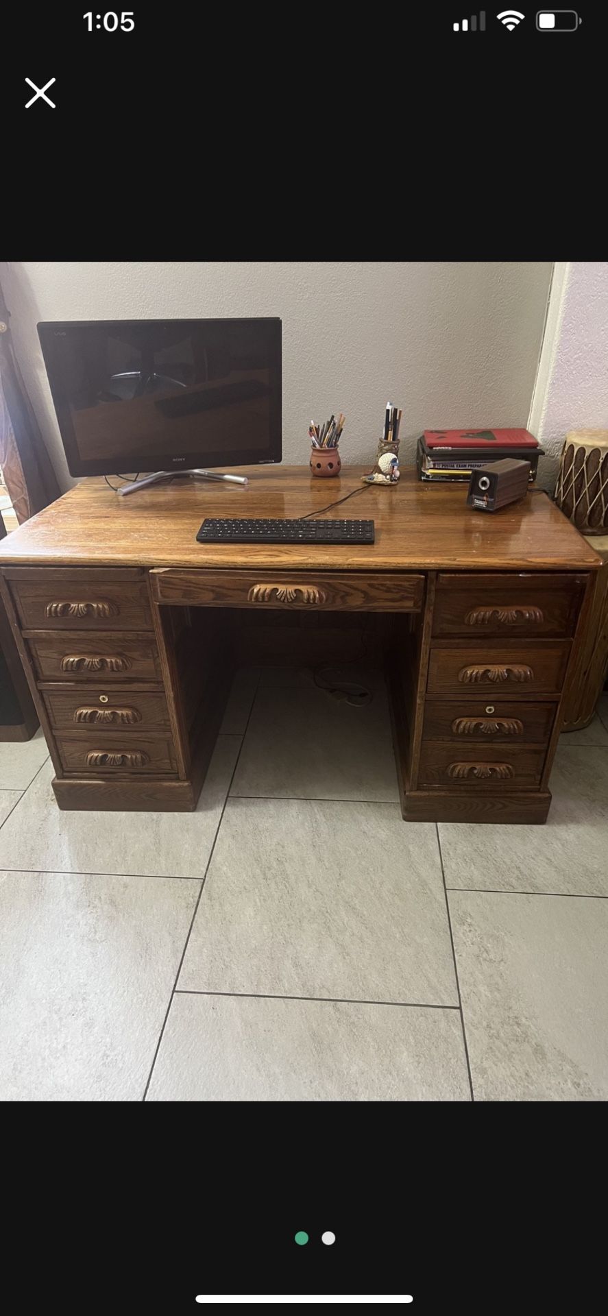Fino Y Hermoso Escritorio De Madera Sólida, Grande Y Pesado, Tiene La Parte Trasera Hermosamente Labrada En Muy Buenas Condiciones $300.00 Dólares $30