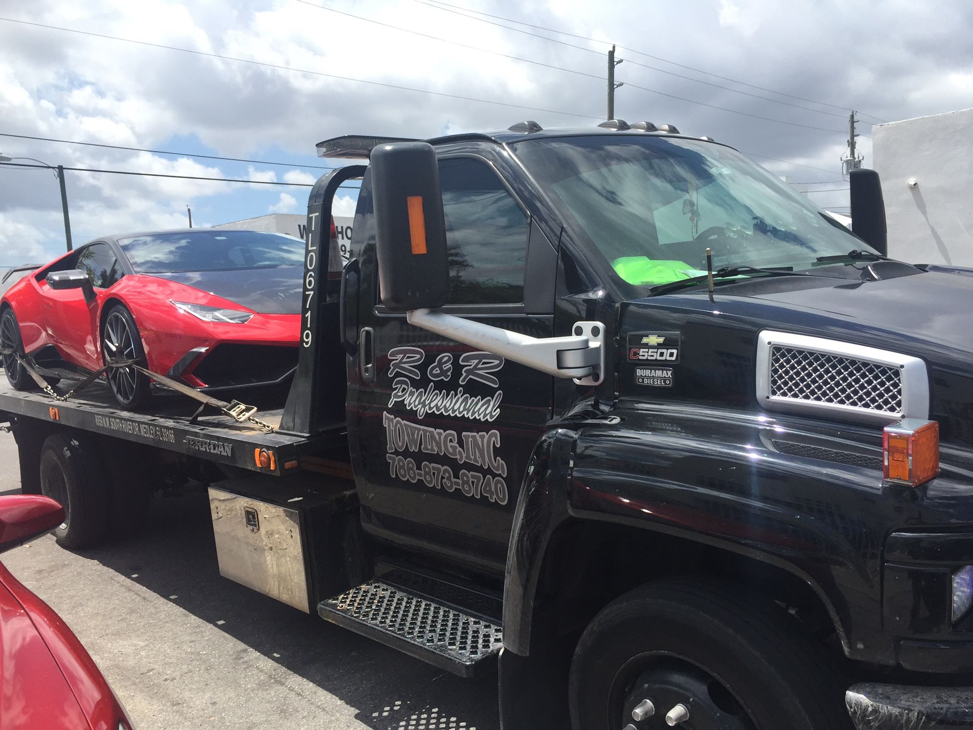 Flatbed tow truck