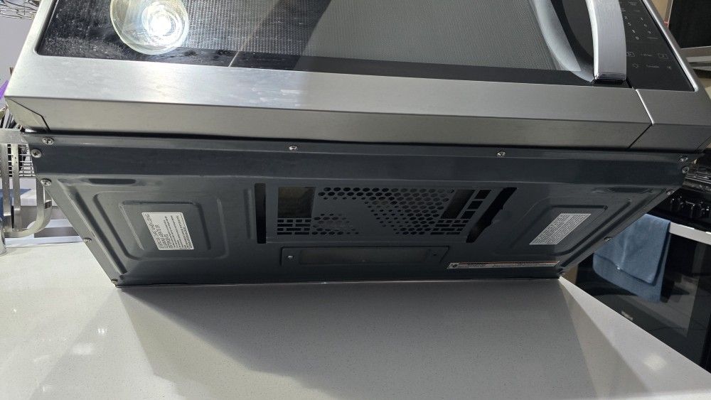 2.1Cu Ft Whirlpool Over the range Microwave / WMH53521HZ06