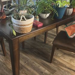 Table With Huge Center Piece (PLANTS NOT FOR SALE)