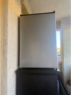 Compact upright freezer, stainless steel door