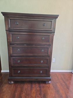 Chest of drawers