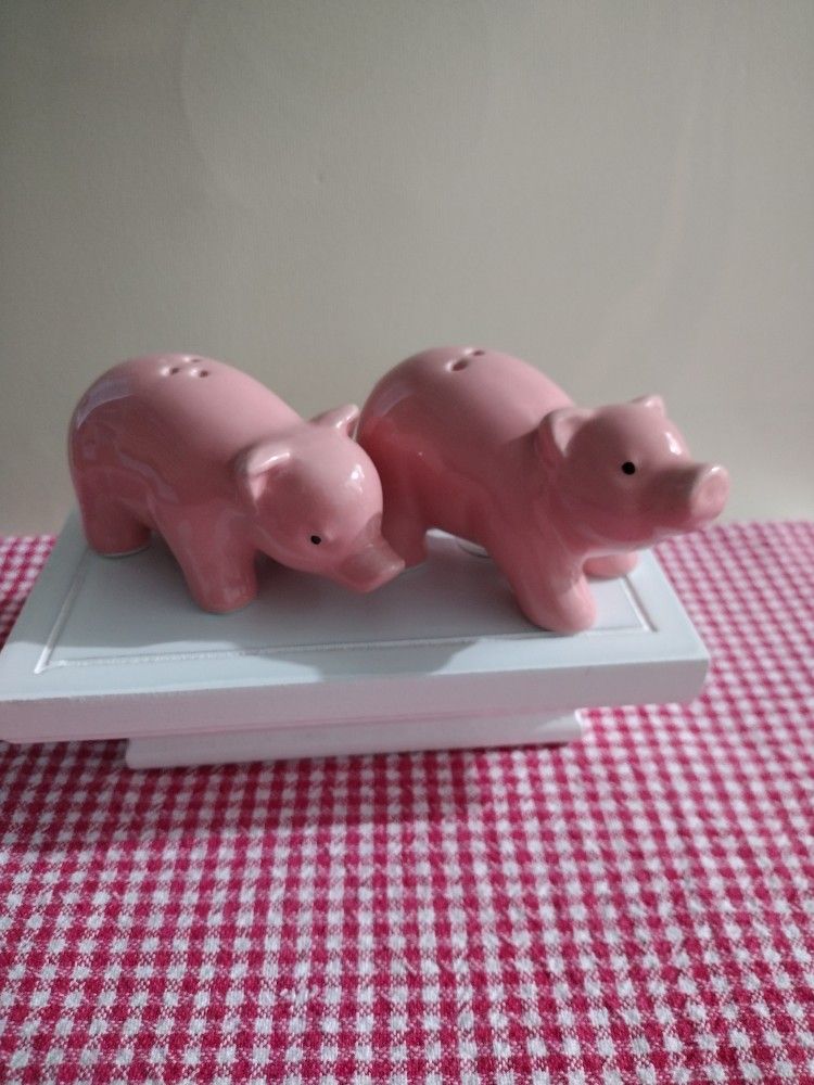 Vintage, The Pink , Piglet, Salt And Pepper Shaker's, Mint Condition.