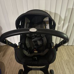 Doona With Base And Two Essential Bags 