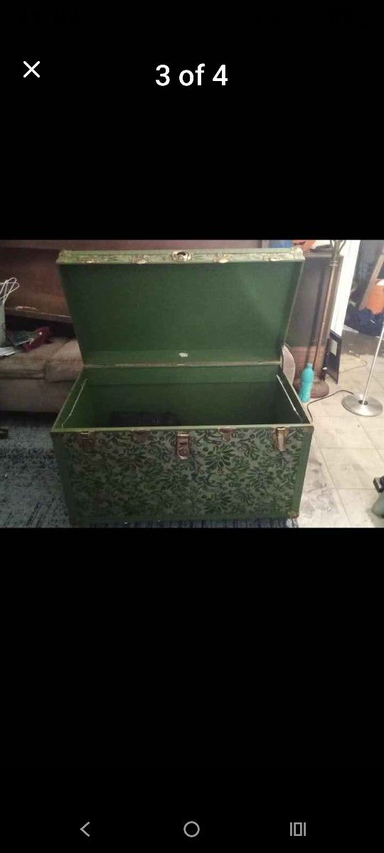 Beautiful Vintage Trunk 1940's $85