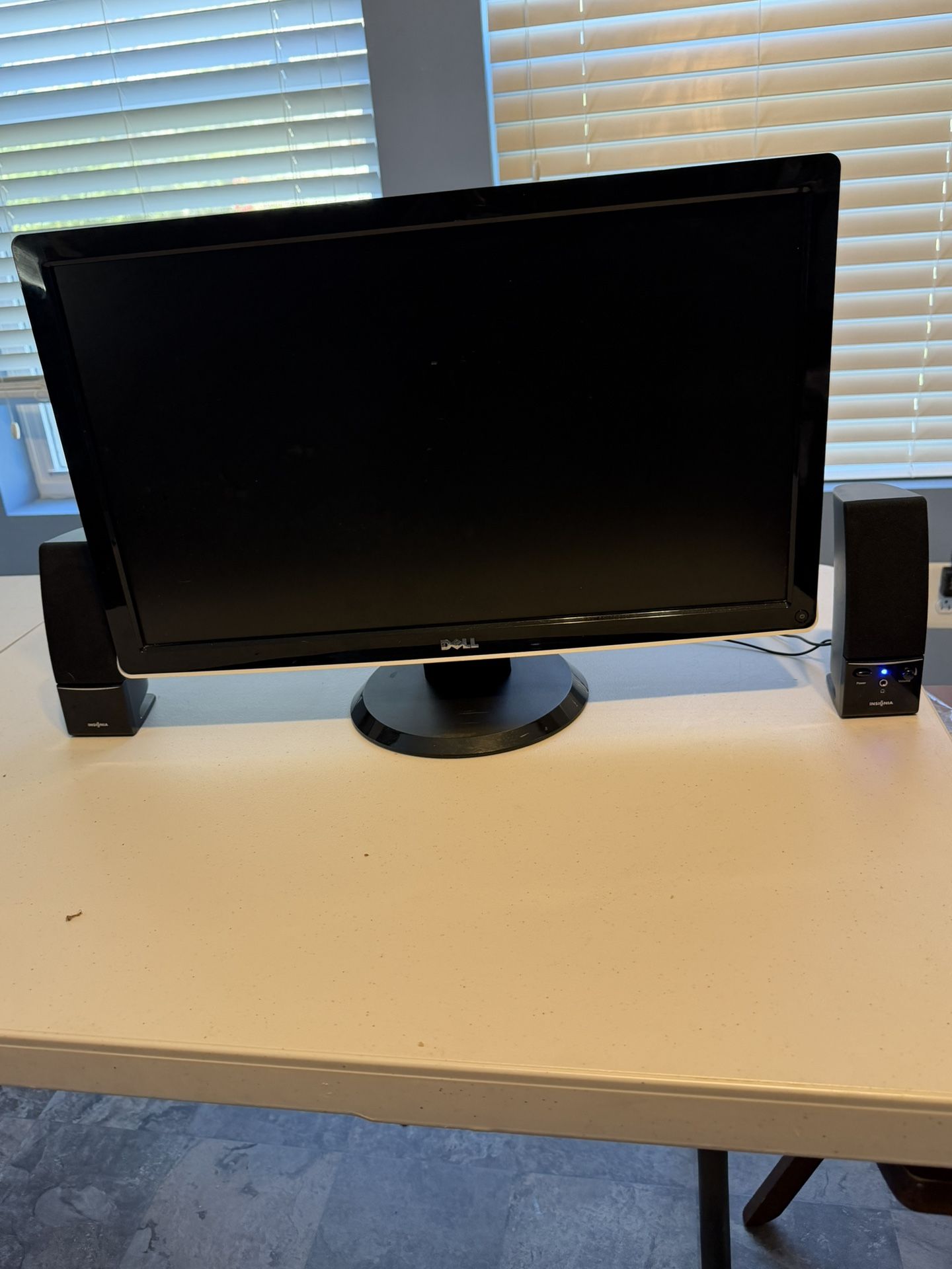 Dell 24in HD Monitor W/ computer speakers