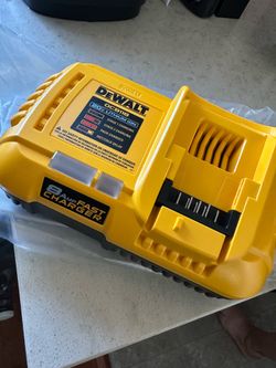 Dewalt Fast Charger (NEW)