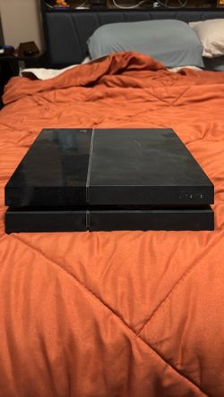 PlayStation 4 plus 2 controllers