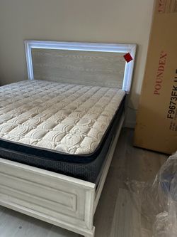 King  size bed frame new in a box mattress included  we offer same day delivery   Cama king size Nueva en Caja Colchon. Incluido entregamos a domicili
